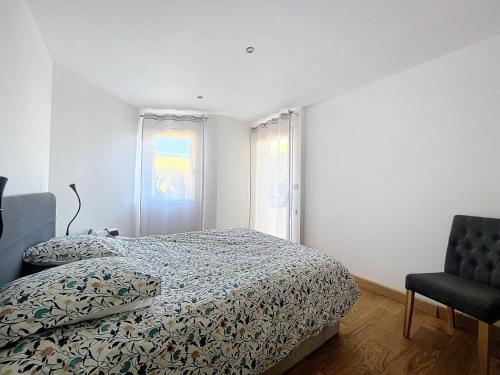 une chambre avec deux lits et une chaise dans l'établissement Les Villas Toscane, à Bandol