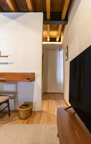 a living room with a tv and a table at Departamento Emilio Dondé zona céntrica CDMX in Mexico City