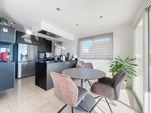 une cuisine avec une table et des chaises dans une cuisine dans l'établissement Les Villas Toscane, à Bandol