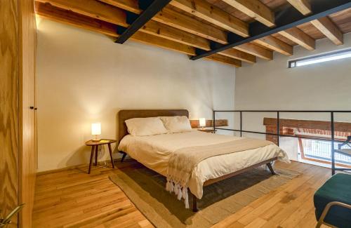 a bedroom with a large bed and a window at Departamento Emilio Dondé zona céntrica CDMX in Mexico City