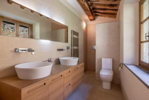- Baño con 2 lavabos y aseo en Casa Bachella, en Bagni di Lucca