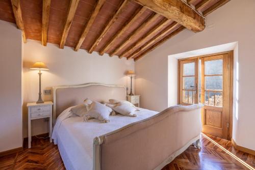 1 dormitorio con 1 cama con 2 almohadas en Casa Bachella, en Bagni di Lucca