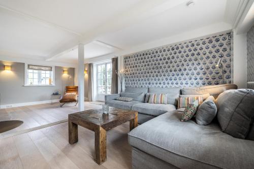 a living room with a couch and a table at Victoria in Keitum