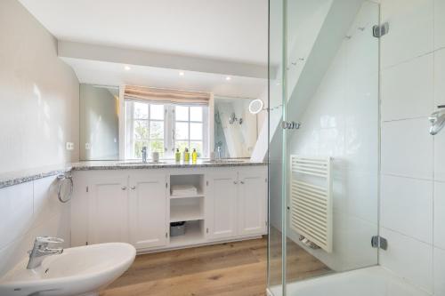 a bathroom with a sink and a shower at Victoria in Keitum
