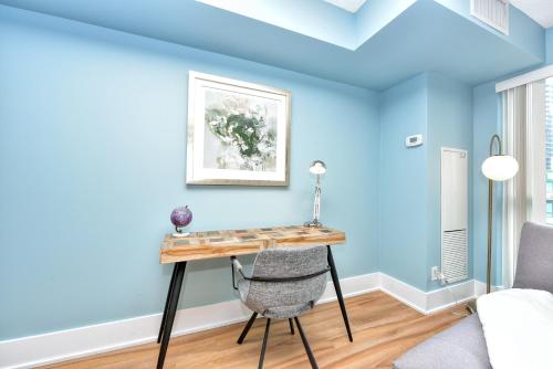 多倫多的住宿－300 Front Suites，一张桌子,位于一间蓝色的墙壁内