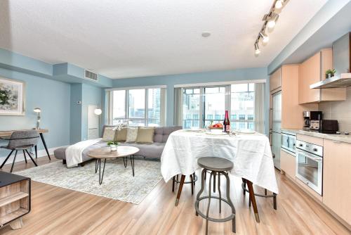 una cucina e un soggiorno con tavolo e divano di 1BR Suite with Balcony a Toronto