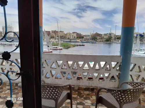 een balkon met uitzicht op een rivier bij NiLe ViEW RANA NUbian Guest HOUES in Aswan