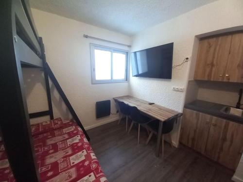 a small room with a table and a window at Studio plein centre des 2 Alpes in Les Deux Alpes