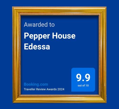 uma moldura de imagem dourada com o texto atribuído à casa de papel em Pepper House Edessa em Edessa