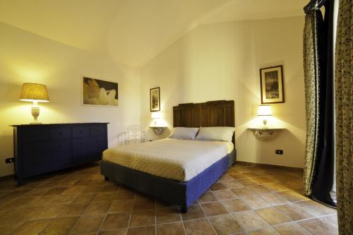 a bedroom with a bed and a dresser and two lamps at A Munta di Povei in Casarza Ligure