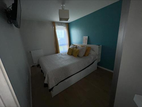 une petite chambre avec un lit et une fenêtre dans l'établissement LIMA HOUSE, à Goussainville