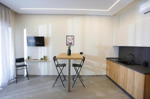 a kitchen with a table and chairs in a room at RIDA 33 Vomero in Naples