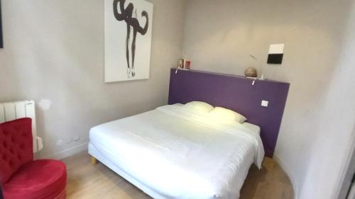 ボルドーにあるBurdigala Homes - Appart Porte Basseのベッドルーム(白いベッド1台、赤い椅子付)