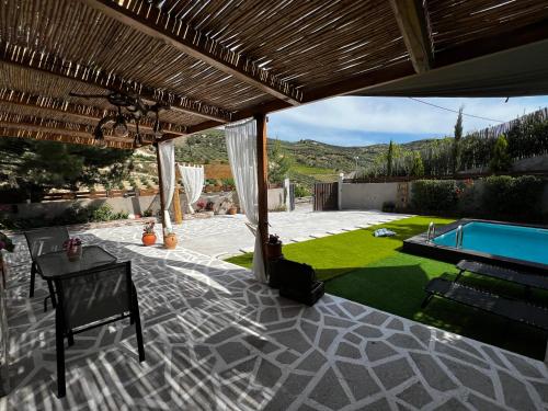 d'une terrasse avec un billard et une pelouse. dans l'établissement Natural House with Pool & private parking, à Héraklion