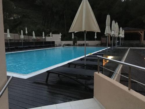 - une grande piscine avec parasols dans un bâtiment dans l'établissement T2 vue Mer avec balcon, climatisé, piscine, à Saint-Cyr-sur-Mer