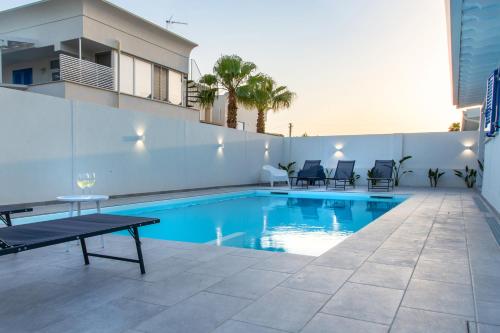Bazén v ubytování Onda Bianca Luxury Apartments nebo v jeho okolí