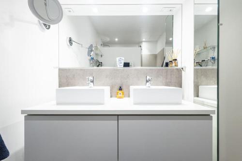 une salle de bain avec deux lavabos et un miroir dans l'établissement Outstanding Rooftop Cannes 4 bed Apt Sea Views, à Cannes