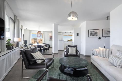 un salon avec un canapé, des chaises et une table dans l'établissement Outstanding Rooftop Cannes 4 bed Apt Sea Views, à Cannes