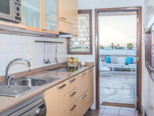 Η κουζίνα ή μικρή κουζίνα στο Mirador de Palm-Mar, outdoor jacuzzi and magical views of the ocean