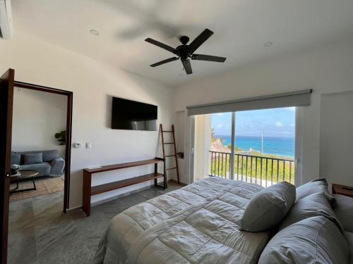 - une chambre avec un lit et un ventilateur de plafond dans l'établissement Holiday apartment at La Diosa condos Isla Mujeres, à Isla Mujeres