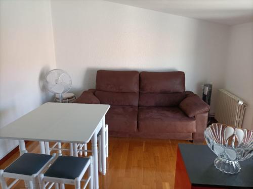uma sala de estar com um sofá e uma mesa em Apartamento cerca de la playa em Santander