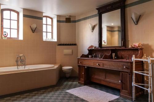 La salle de bains est pourvue d'une baignoire, d'un lavabo et de toilettes. dans l'établissement Loft avec terrasses en plein Paris, à Paris
