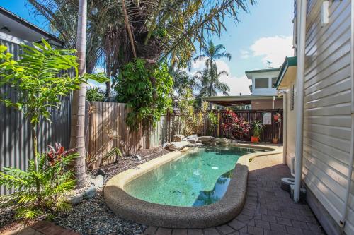 een zwembad in de achtertuin van een huis bij Ryan's Rest Boutique Accommodation in Cairns