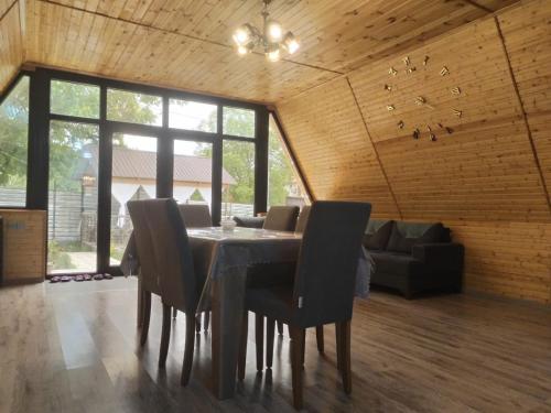una sala da pranzo con tavolo e sedie di A-frame a Vǝndam