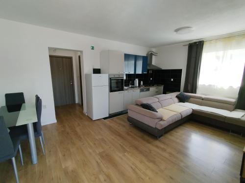 sala de estar con 2 sofás y cocina en Apartment Tina en Trogir