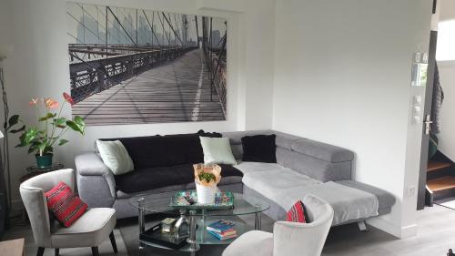 un salon avec un canapé et une table dans l'établissement Maison cosy au calme avec jardin, à Agen