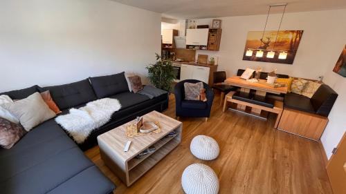 ヴィンターベルクにあるFerienwohnung Michelの青いソファとテーブルのあるリビングルーム