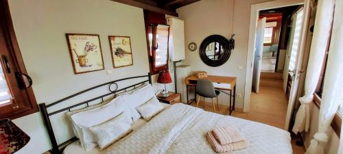 een slaapkamer met een bed, een bureau en een stoel bij Studio-Appartement Isidora in Alexandroupoli