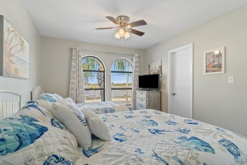 Postel nebo postele na pokoji v ubytování Gulfside Getaway 2 BR, 2 BA