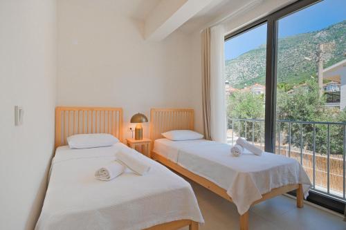 Postel nebo postele na pokoji v ubytování Villa İon İndoor heated pool, Sauna, Jacuzzi, Underfloor heating system