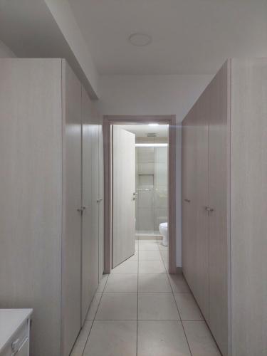 ein Badezimmer mit Flur mit WC und Hallwayngth in der Unterkunft Punto Alameda Reforma - Carso in Mexiko-Stadt