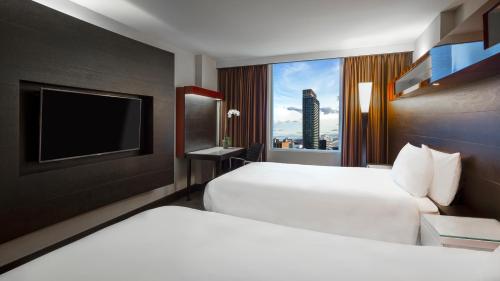 pokój hotelowy z 2 łóżkami i telewizorem w obiekcie Hyatt Regency Toronto w mieście Toronto