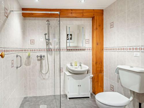 y baño con ducha, aseo y lavamanos. en 2 Bed in Kirby Stephen SZ478, en Ravenstonedale