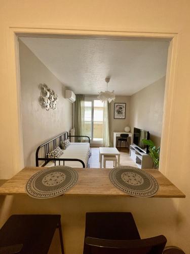 un salon avec une table à manger et un salon avec un lit dans l'établissement Joli studio niçois proche mer, à Nice