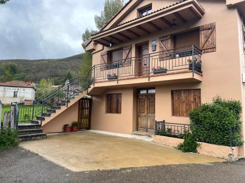 ein großes Haus mit einer Treppe und einem Balkon in der Unterkunft El Hoyaco in Los Espejos de la Reina