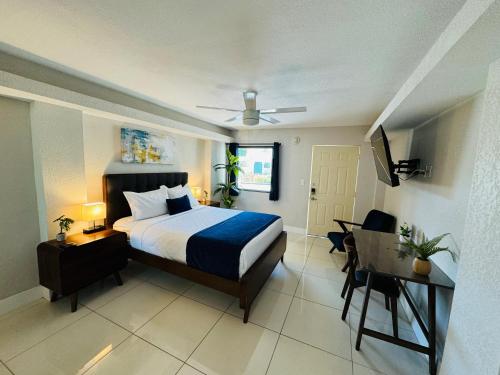 1 dormitorio con cama, mesa y escritorio en Boca Plaza en Boca Raton