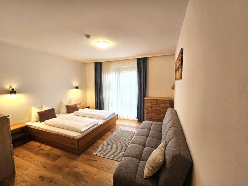 A bed or beds in a room at Maibrunnalm SKI IN & SKI OUT