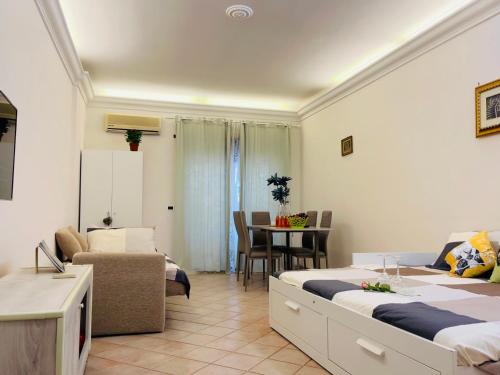 Habitación de hotel con 2 camas y mesa en Angelina Suite, en Roma