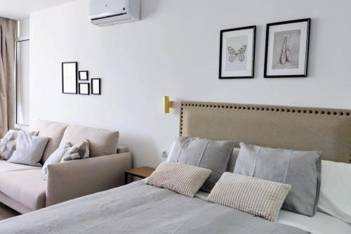 Un dormitorio con una cama con dos almohadas encima. en 24 h Self Check-in Vistas al Mar, en Torremolinos