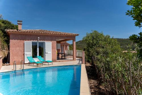 une villa avec piscine et une maison dans l'établissement Villa Tizzano Vue Mer, à Sartène