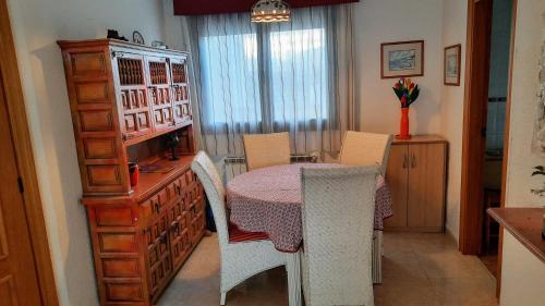 une salle à manger avec une table et des chaises dans une cuisine dans l'établissement BAHIA PALACE 96, à Miami Platja