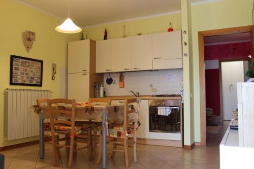 Kuchyň nebo kuchyňský kout v ubytování Casa Arcobaleno on Via Francigena