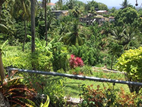 HouseSleeps3-SeaView-Ac-Parking-2Br-NearBlueLagoonにある庭