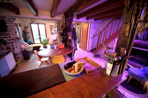 - une cuisine avec une table et un bol de fruits sur le comptoir dans l'établissement L'taï : Charmante Maison en pleine Nature !, à Grand-Fougeray