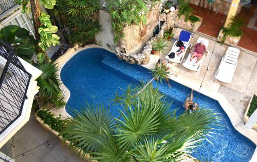 vista sul tetto di una piscina con palme di Hotel Maya Turquesa a Playa del Carmen