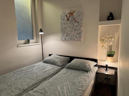 - une chambre avec un lit et 2 oreillers dans l'établissement Stylish Apartment by the Vígszínház Theater, à Budapest